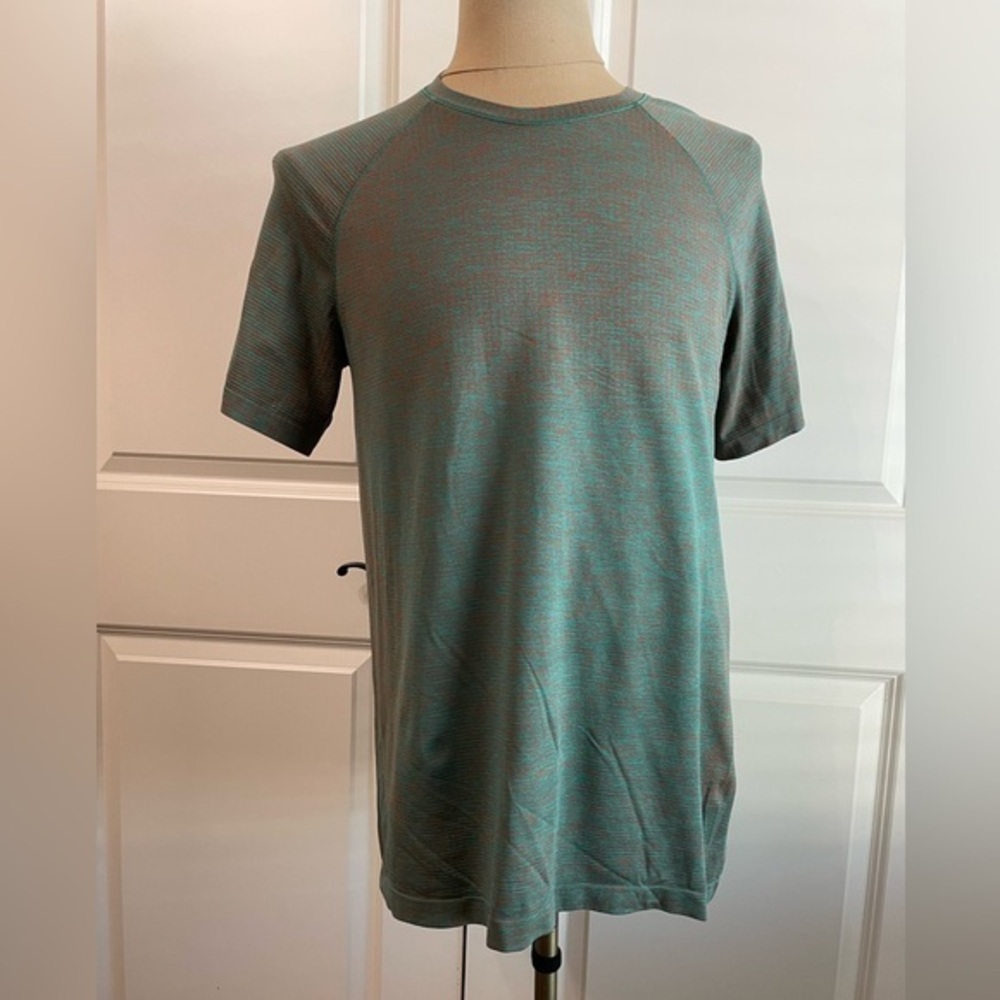 Lululemon Men’s Metal Vent Tech Short Sleeve (Green/Orange) size medium